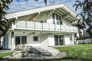 a white house with a balcony on top of it at Au Villa in Söll