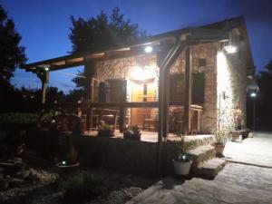 ドルニシュにあるSTONE HOUSE VLASTAの夜のパティオ付きの家