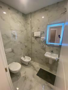 Koupelna v ubytování Hotel Margjokaj + 37 fotografií