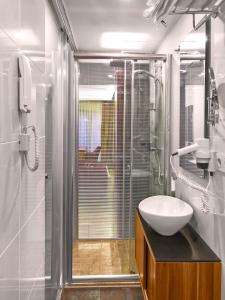 uma casa de banho com uma cabina de duche em vidro e um lavatório. em The 22 Hotel em Istambul