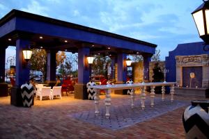 Hotel Encanto de Las Cruces tesisinde bir restoran veya yemek mekanı