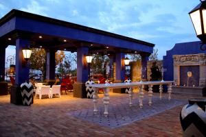 um gazebo com uma mesa e cadeiras num pátio em Hotel Encanto de Las Cruces em Las Cruces