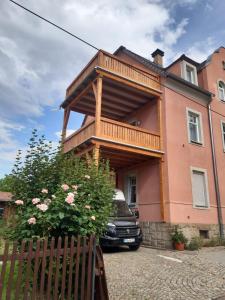 ein Haus mit einem Balkon an der Seite in der Unterkunft Ferienwohnungen Langer in Stadt Wehlen