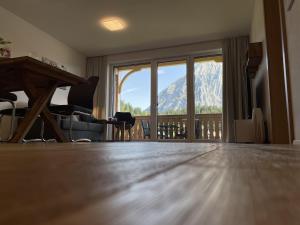 Zdjęcie z galerii obiektu Grimmingblick Apartment 206 by AA Holiday Homes w mieście Tauplitz