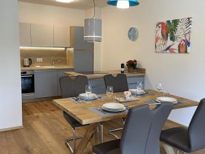 Kuchnia lub aneks kuchenny w obiekcie Grimmingblick Apartment 206 by AA Holiday Homes