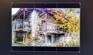 una imagen de un antiguo edificio de piedra con balcón en LA CASINA DE PAULA, en Ríoseco