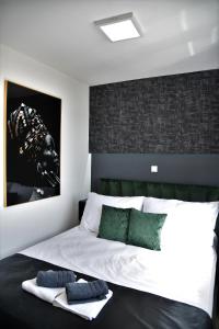 - une chambre avec un lit blanc et une tête de lit noire dans l'établissement Beach apartment Paklenica-Deluxe, à Seline