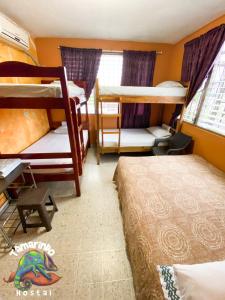 Postel nebo postele na pokoji v ubytování Tamarindo Hostel