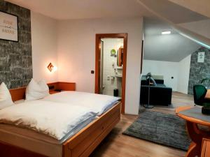 Łóżko lub łóżka w pokoju w obiekcie Hotel Zum Goldenen Hirschen