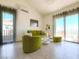 sala de estar con sofá y mesa en Azuro Verde, en Stomorska