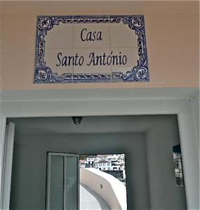 un letrero sobre una puerta en un baño en Ocean Front Home - Casa Santo Antonio, en São Mateus