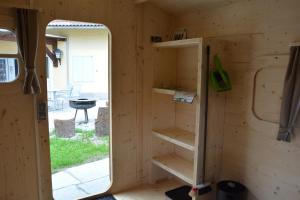 porta socchiusa di una sauna in legno con scaffali di LummersDorf a Sankt Johann am Wimberg