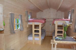 a bedroom with bunk beds in a tiny house at LummersDorf in Sankt Johann am Wimberg