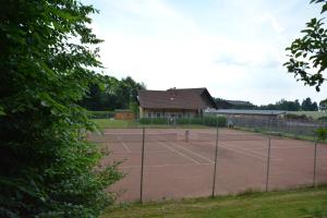 Tenis a/nebo squash v ubytování LummersDorf nebo okolí