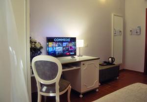 TV a/nebo společenská místnost v ubytování Hotel San Lino