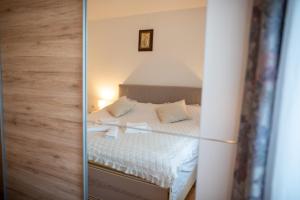 2 foto di un letto in una camera di Villa Lavanda Spalato a Kamen