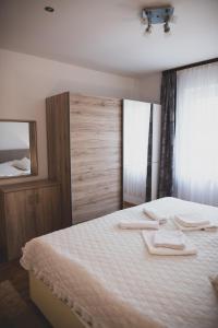 una camera da letto con un letto e due asciugamani di Villa Lavanda Spalato a Kamen