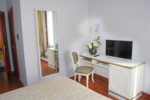 TV a/nebo společenská místnost v ubytování Hotel San Lino