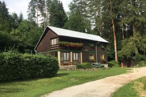 a small house with a flower box on the front of it at Horská chata v Slovenskom raji in Spišské Tomášovce