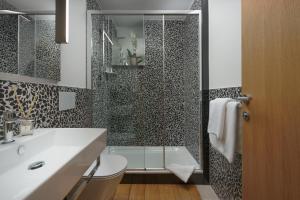 ロヴィニにあるMalipiero Residenceのシャワー、トイレ、洗面台付きのバスルーム +35枚の写真