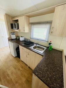 Kuchyň nebo kuchyňský kout v ubytování Lakeside Holiday Rentals - Delta