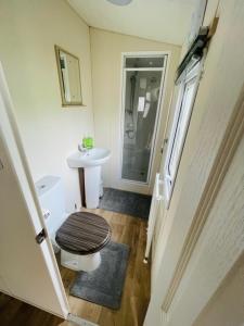 a bathroom with a toilet and a sink at Lakeside Holiday Rentals - Delta in Great Billing