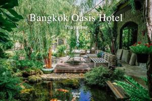 バンコクにあるBangkok Oasis Hotelの裏庭の鯉池のある庭園