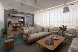 ロヴィニにあるMalipiero Residenceのソファとテーブルのあるリビングルーム
