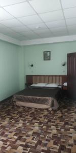 ノヴォシビルスクにあるAvrora Hotelのベッドルーム1室(ベッド1台付)