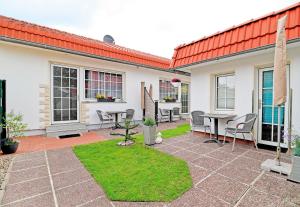 un patio con mesa y sillas en una casa en Ferienwohnungen Familie Wilhelms, en Ostseebad Sellin