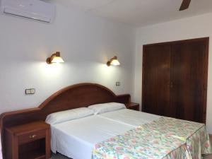 Łóżko lub łóżka w pokoju w obiekcie Hostal de la Caravel-la