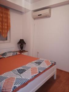 a bedroom with two beds and a air conditioner at Apartman Spaseski in Ohrid
