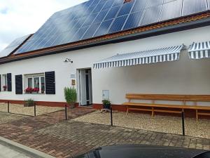 une maison avec des panneaux solaires sur le toit dans l'établissement Zum-Butterstock, à Schkopau