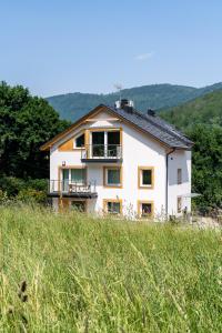 Biały dom na szczycie wzgórza w obiekcie VILLA 10 ACTIVE & SPA w Szczyrku