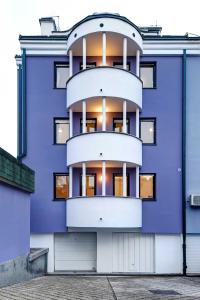 ein blaues Gebäude mit einem runden Fenster in der Unterkunft Apartments Viola in Zagreb