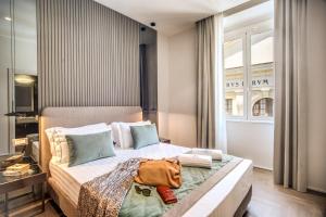 una camera d'albergo con un letto e una borsa sopra di Hotel 77 Seventy-Seven - Maison D'Art Collection a Roma