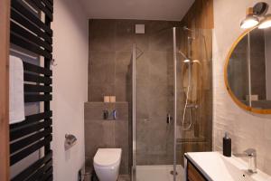 Kúpeľňa v ubytovaní Aparthotel Pod Stokiem z sauną i jacuzzi - szczyrkapartamenty
