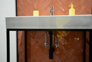 un lavandino in bagno con due candele sopra di Dei Balzi apartments a Conversano