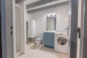 a bathroom with a washing machine and a washer at Le Cocon Loft Metz Luxembourg Un-Séjour-à-Part in Amnéville