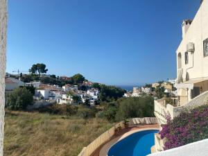 widok z balkonu domu z basenem w obiekcie CASA BURRIANA w mieście Nerja