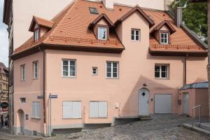 una casa rosa con techo naranja en Oldtown Studios by dasPaul en Núremberg