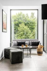 VILLA 10 ACTIVE & SPA في شتوروك: غرفة معيشة مع أريكة وطاولة