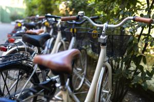 Una fila de bicicletas estacionadas una al lado de la otra. en La Tavernetta, en Marina Romea