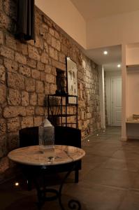 um quarto com uma mesa e uma parede de tijolos em Covo del Carbonaro em Ascoli Piceno