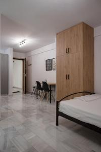 une chambre avec un lit, une table et des chaises dans l'établissement AZ modern studio, à Vólos