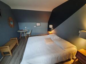 Postel nebo postele na pokoji v ubytování Hôtel-Restaurant Le Flobart