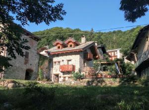 una vieja casa de piedra en medio de un patio en B&B L'Abric - Posto Tappa GTA, en Limone Piemonte