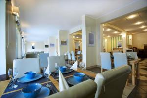 d'une salle à manger avec une table et des plats bleus. dans l'établissement Hotel Mazury, à Giżycko