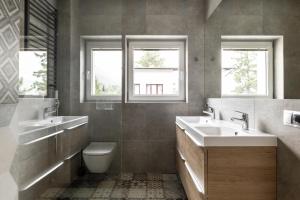 Kylpyhuone majoituspaikassa VILLA 10 ACTIVE & SPA