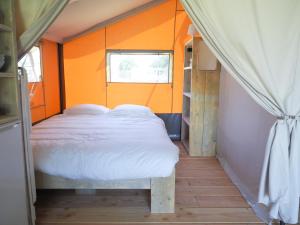 Ein Bett oder Betten in einem Zimmer der Unterkunft Budget Glamping Safaritent - La Grappe Fleurie